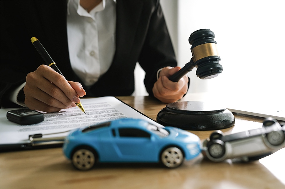 責任保險, 財產保險, 保險風險, 保險理賠, 車禍和解, 保險契約, 保險人義務, 金融消費者保護法, 消費者保護法, 保險糾紛, 保險制度設計,責任保險在現代社會中扮演著重要的風險管理工具角色，協助被保險人面對因賠償請求或律師抗辯所產生的金錢損失。然而，當保險人與被保險人對承保範圍的理解出現落差時，往往引發爭議與糾紛。本文透過車禍和解案例，揭示責任保險制度設計的核心目的，以及在金融消費者保護法與消費者保護法的規範下，保險人應如何平衡契約責任與保險消費者的期待。