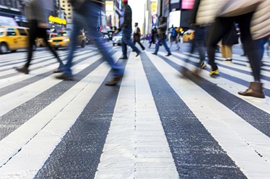 行人通過路口不僅要遵守交通號誌，更要避免任何分心行為以保安全。