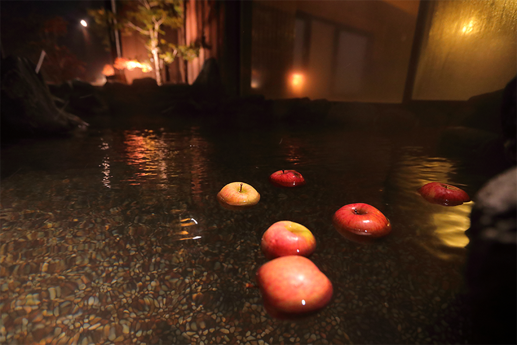 日本青森縣特有的「蘋果風呂」，身體放鬆外，滿室果香更添療癒。（圖片來源：PIXTA）